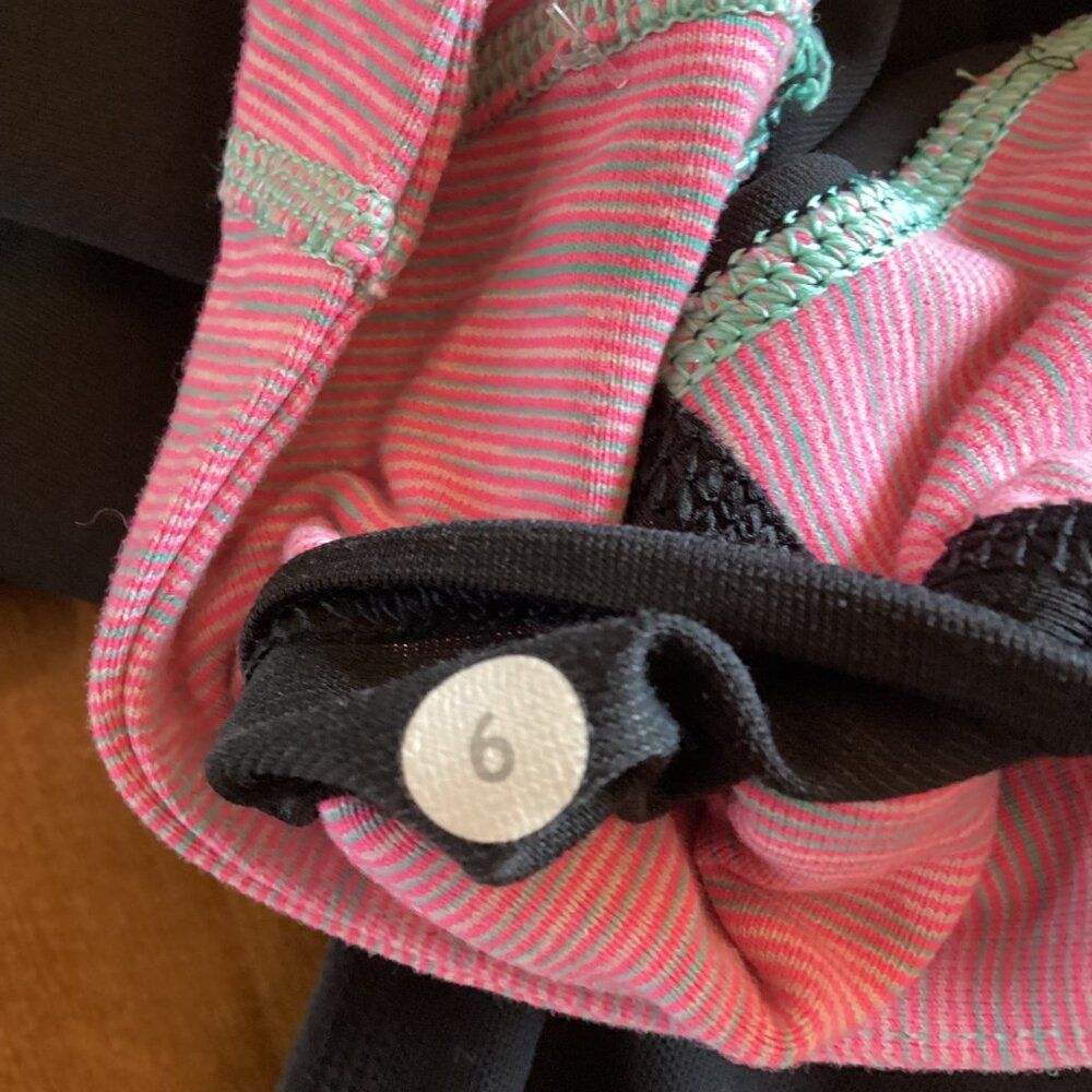 Lululemon‎ Crop Leggings Size 6 Womens Black & Pink Breathe Easy Capri Mesh Back - Picture 2 of 7
